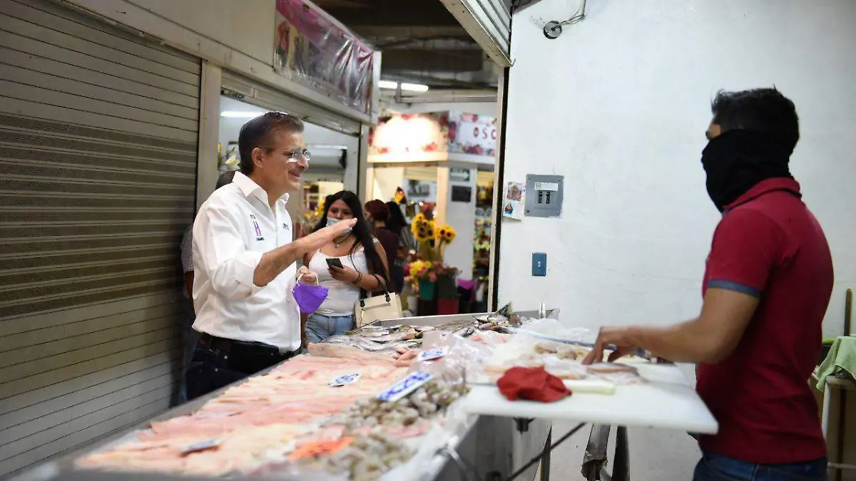 Tonaituh Bravo Padilla visita el Mercado Corona